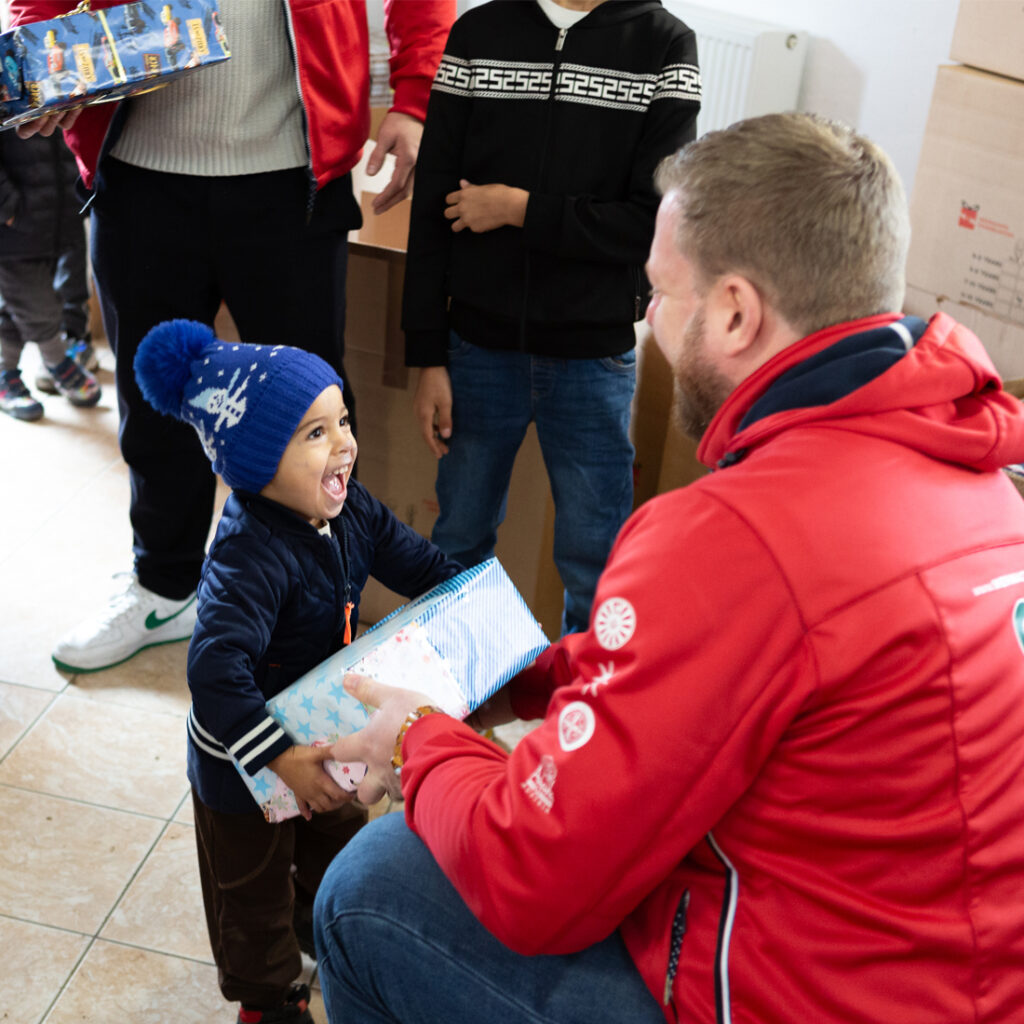 Weihnachtspackerlaktion-Kinder-helfen-Kindern-Sponsern