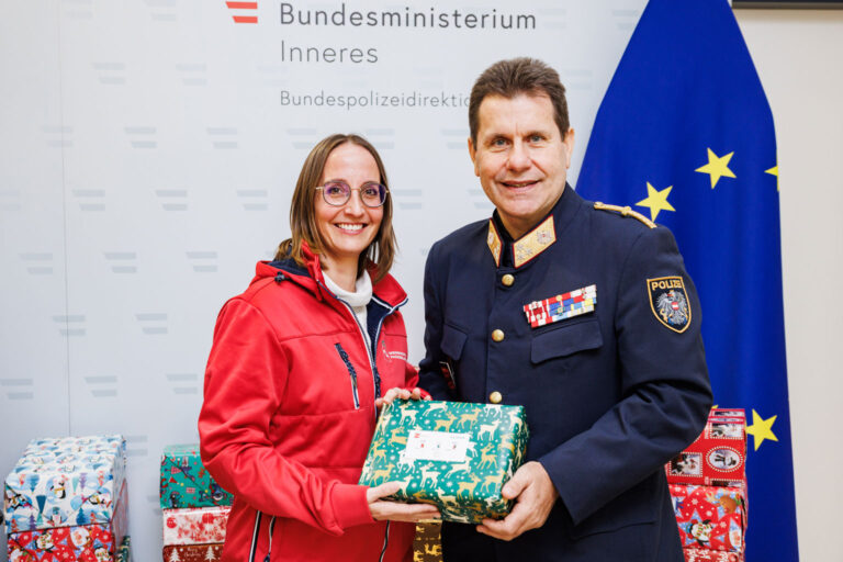 Bundespolizeidirektion macht Weihnachtspackerl für die Weihnachtspackerlaktion