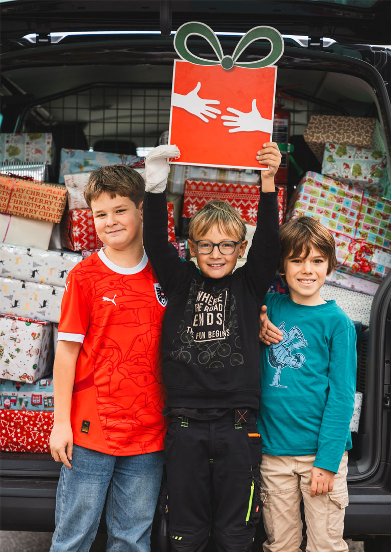 Weihnachtspackerlaktion Kinder helfen Kindern
